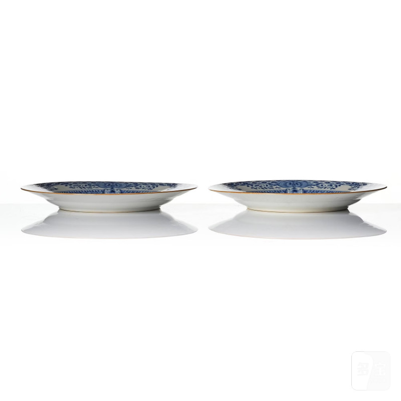 A pair of armorial dinner plates, - 图3